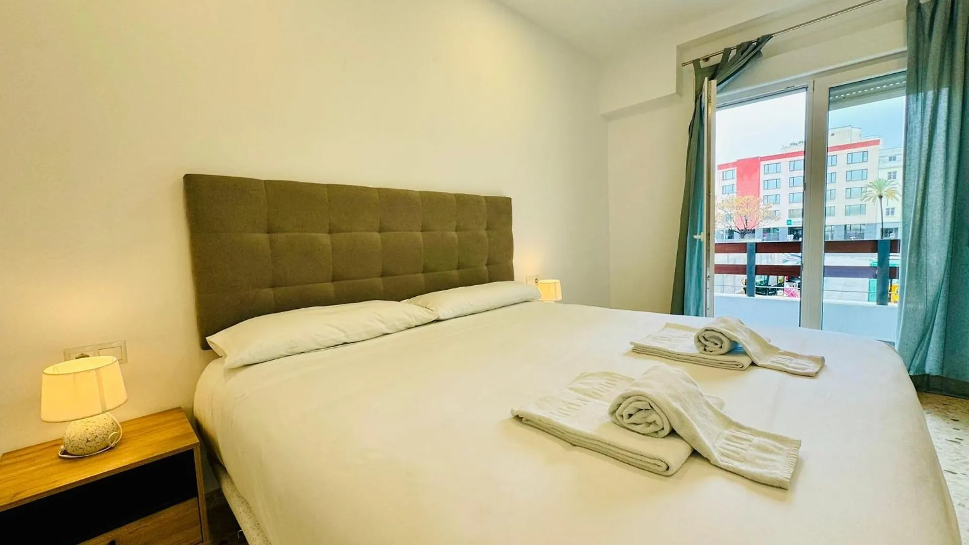 Apartamentos La Muralla Grupo Ac Gestion カディス