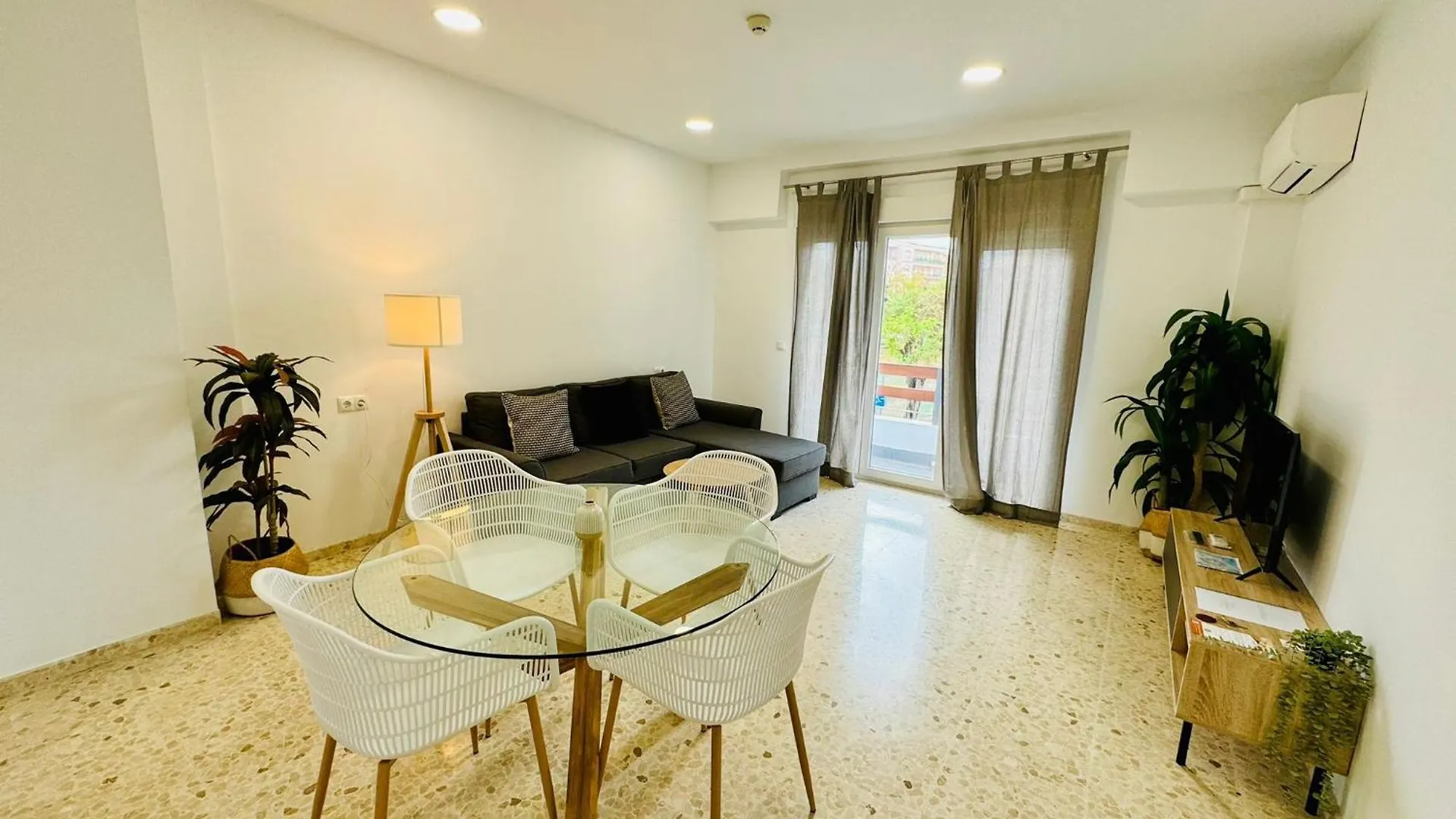 Apartamentos La Muralla Grupo Ac Gestion カディス